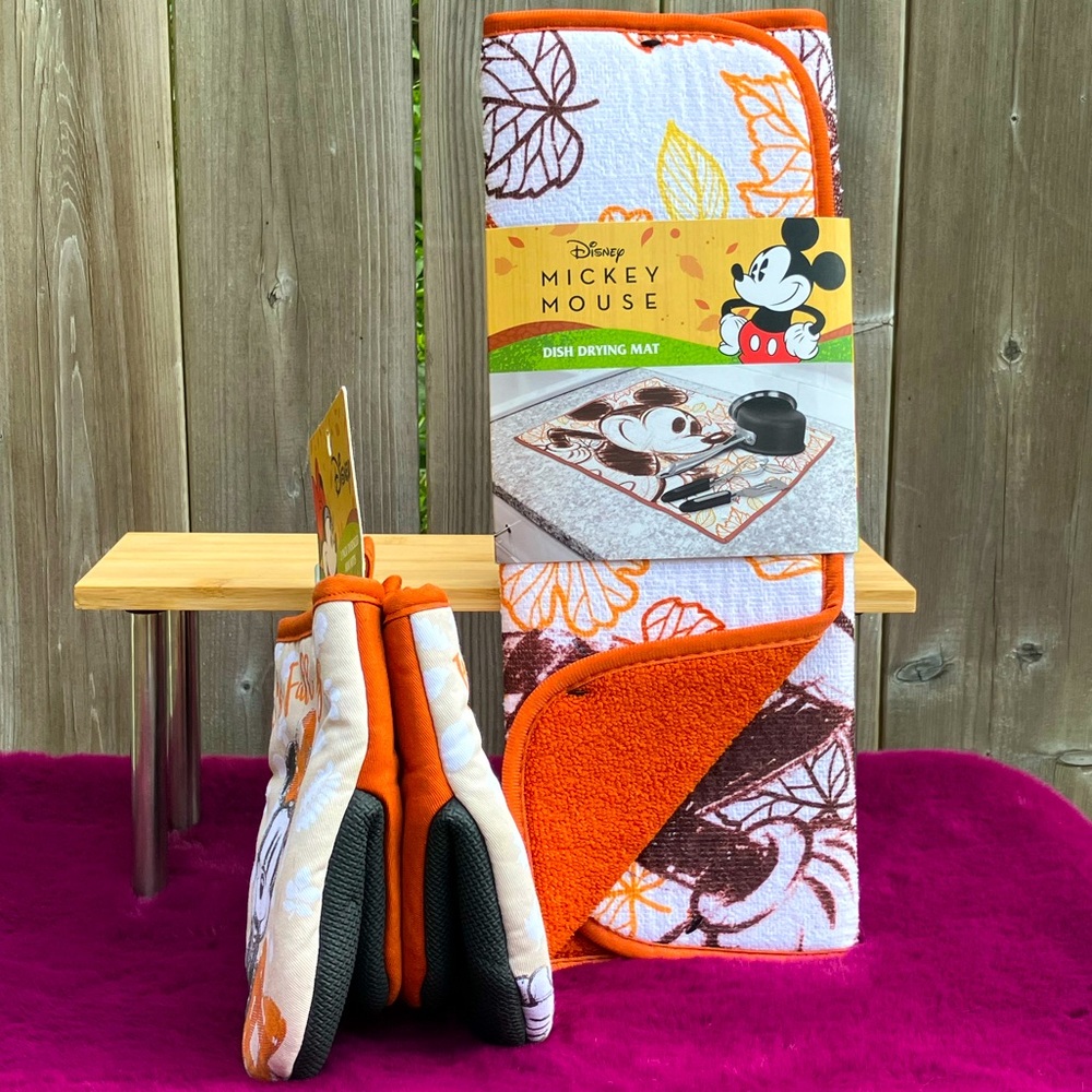 Mickey & Minnie Mouse Kitchen Linens Set. - Picture 2 of 5